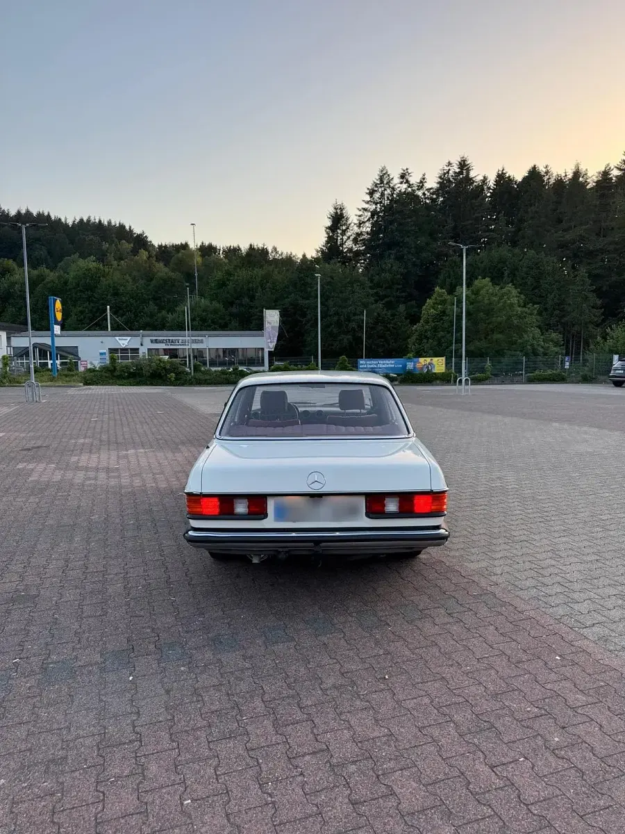 Gebraucht Mercedes 200 109 PS (80 kW) 1984 Weiß Limousine