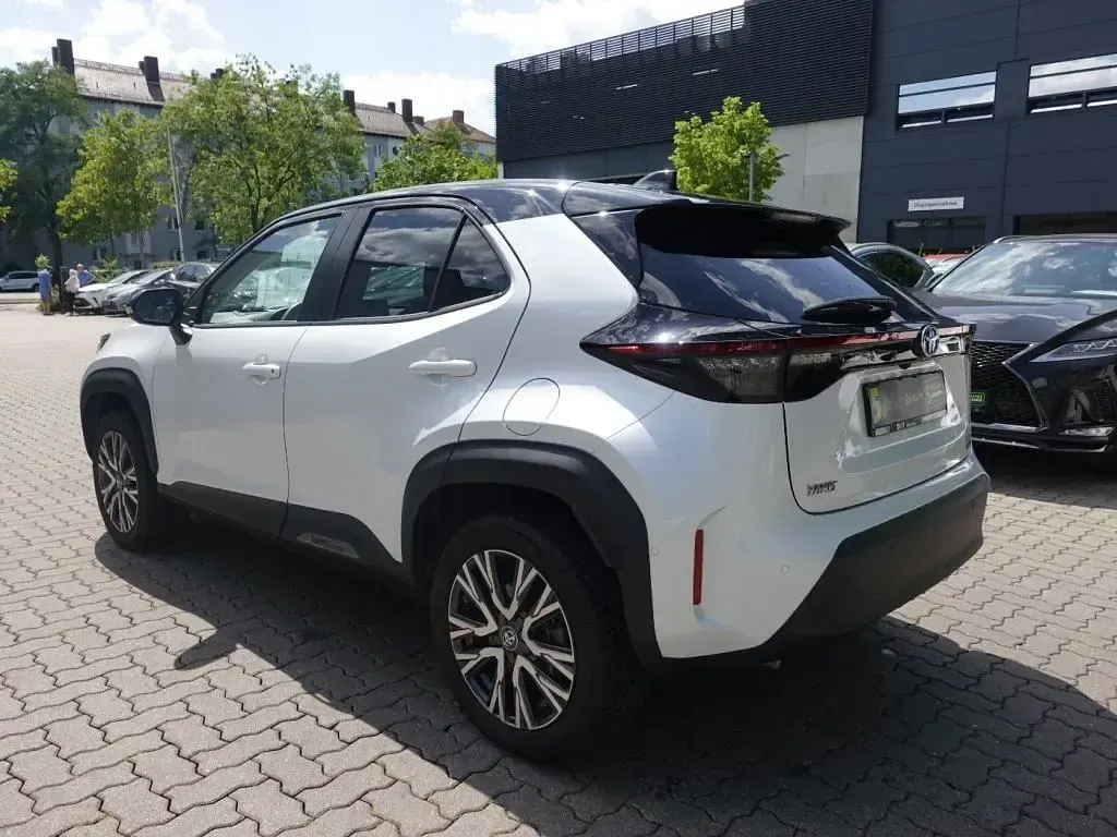 Gebraucht Toyota Yaris Hybrid 116 PS (85 kW) 2023 Platinum white pearl mc. (089)/ black mi (metallic) SUV