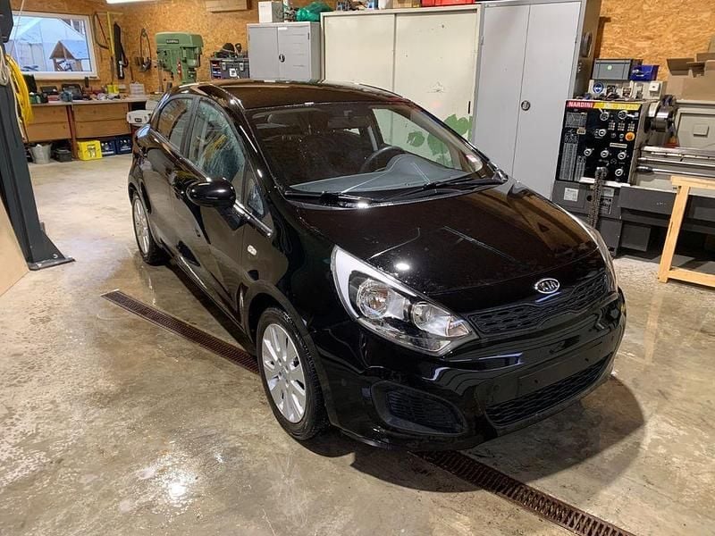 Schwarz Gebraucht 2011 Kia Rio Spirit Limousine | 4.900 € (Fairer Preis) - Bild 1/4