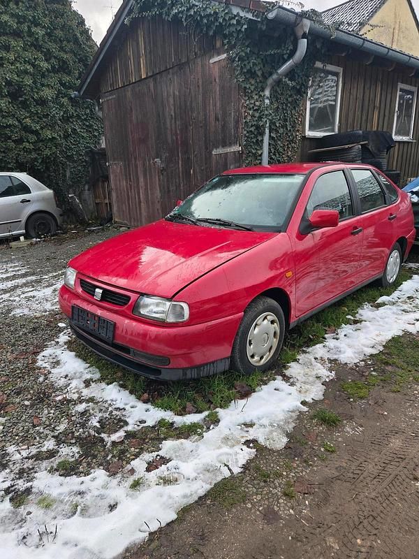 Rot Gebraucht 1998 Seat Cordoba Limousine | 290 € - Bild 1/3