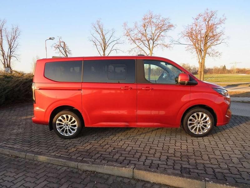 Gebraucht Ford Tourneo Titanium 170 PS (125 kW) 2024 Artisan red Van / Kleinbus