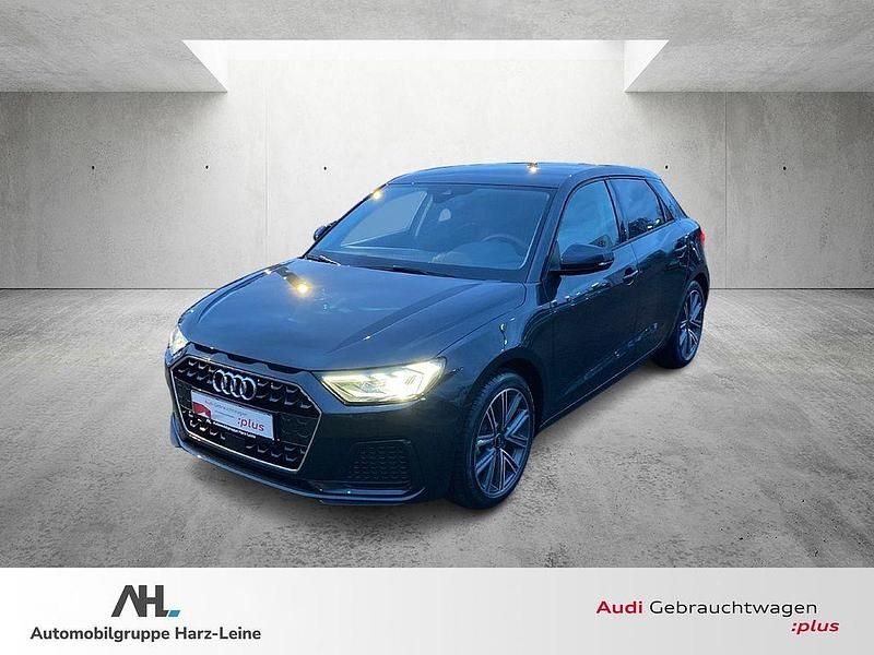 Grau Gebraucht 2025 Audi A1 Sportback Advanced Kleinwagen | 24.603 € (Fairer Preis) - Bild 1/4