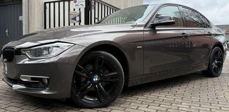 Gebraucht BMW 320 Sport Line 184 PS (135 kW) 2013 Braun Limousine