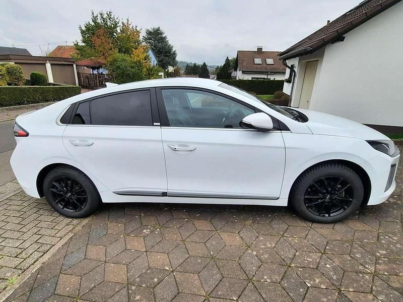 Weiß Gebraucht 2021 Hyundai Ioniq 6 Prime Limousine | 15.000 € - Bild 1/4