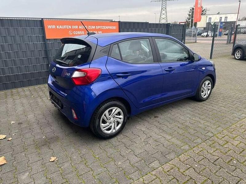 Gebraucht Hyundai i10 Essential 67 PS (49 kW) 2023 Blau Kleinwagen