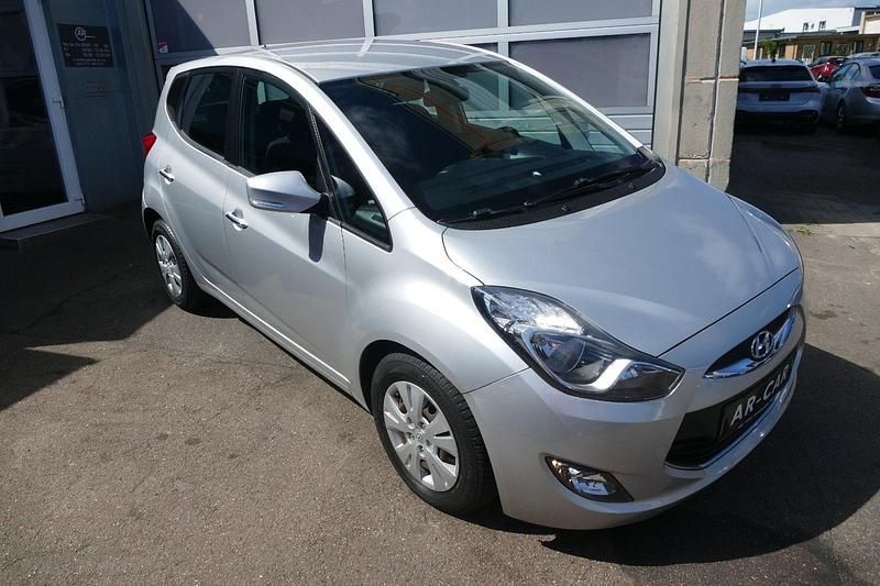 Gebraucht Hyundai ix20 Classic 90 PS (66 kW) 2012 Silber Kleinwagen