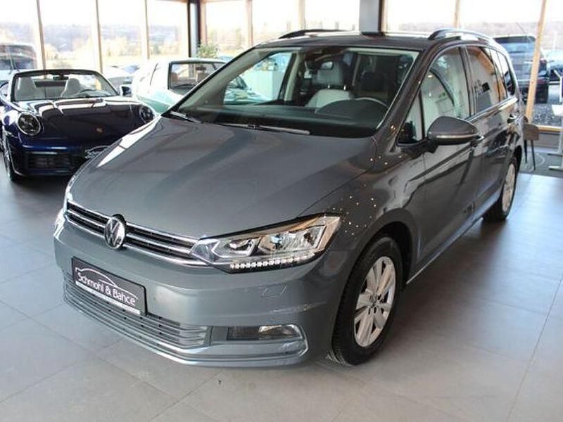 Grau Gebraucht 2023 VW Touran Comfortline Van / Kleinbus | 30.990 € (Etwas zu teuer) - Bild 1/4