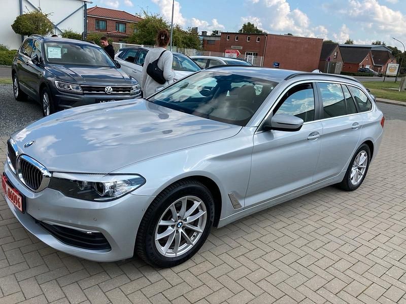 Silber Gebraucht 2019 BMW 520 Sport Line Kombi | 24.580 € (Superpreis) - Bild 1/4