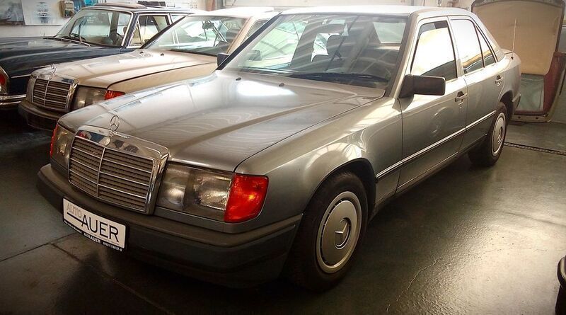 Gebraucht Mercedes E230 132 PS (97 kW) 1987 Grau Limousine