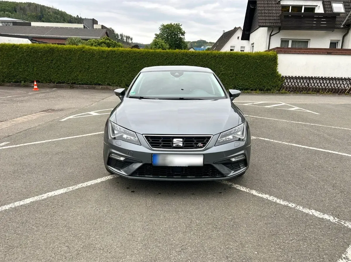 Używany Seat Leon FR 179 KM (131 kW) 2018 Szary Sedan/Limuzyna