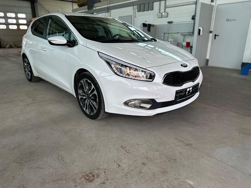 Second-hand Kia Ceed 128 CP (94 kW) 2015 Alb Hatchback