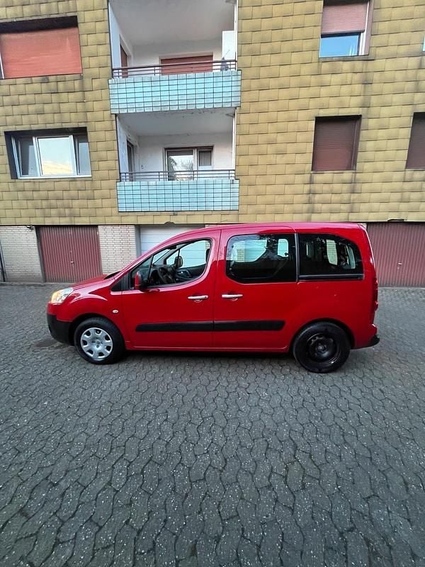 Gebraucht Peugeot Partner Tepee 98 PS (72 kW) 2011 Rot Van / Kleinbus