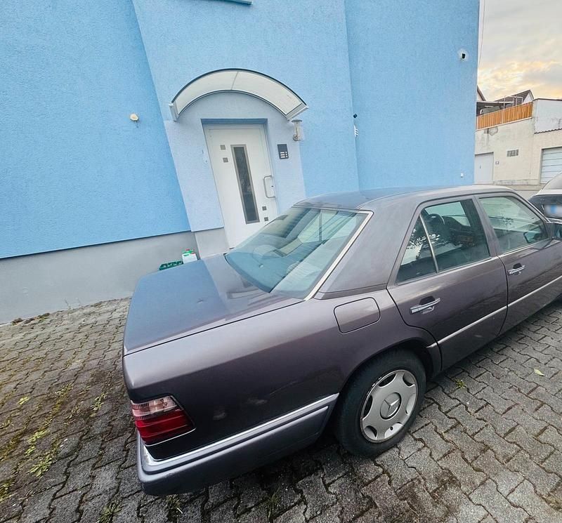 Gebraucht Mercedes E200 1993 Violet Limousine