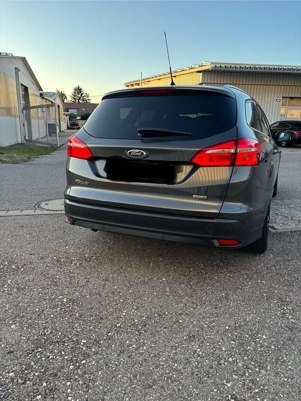 Gebraucht Ford Focus Titanium 125 PS (91 kW) 2015 Grau Kombi
