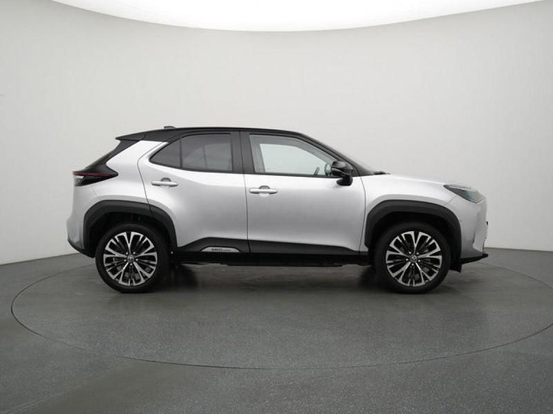 Gebraucht Toyota Yaris Hybrid 116 PS (85 kW) 2022 Silber (metallic) SUV