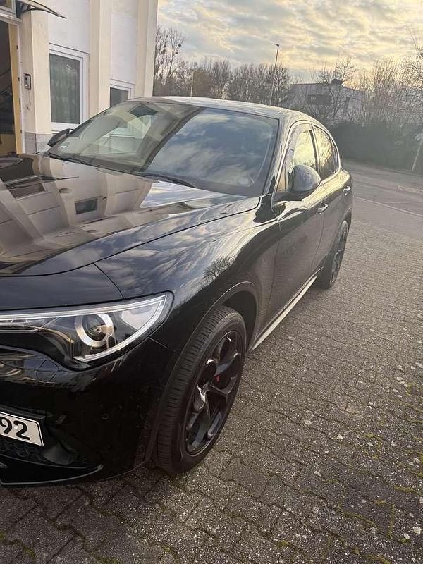 Gebraucht Alfa Romeo Stelvio Lusso 209 PS (153 kW) 2017 Schwarz SUV