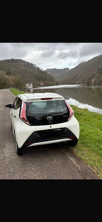 Gebraucht Toyota Aygo 69 PS (50 kW) 2016 Weiß Kleinwagen