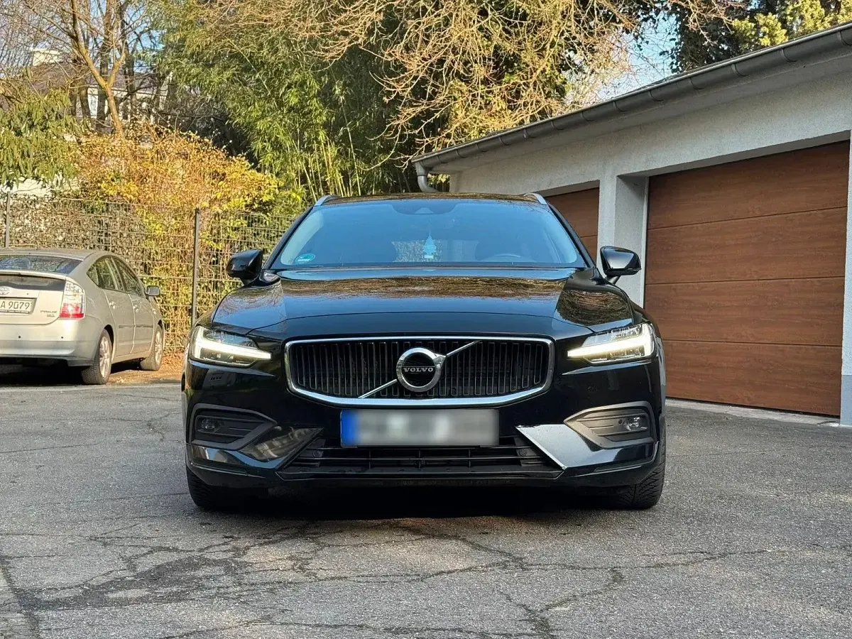 Gebraucht Volvo V60 Momentum 197 PS (144 kW) 2021 Schwarz Kombi