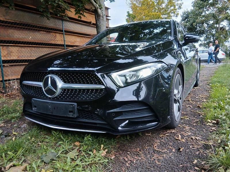 Schwarz Gebraucht 2019 Mercedes A180 Sport Limousine | 20.299 € (Fairer Preis) - Bild 1/4