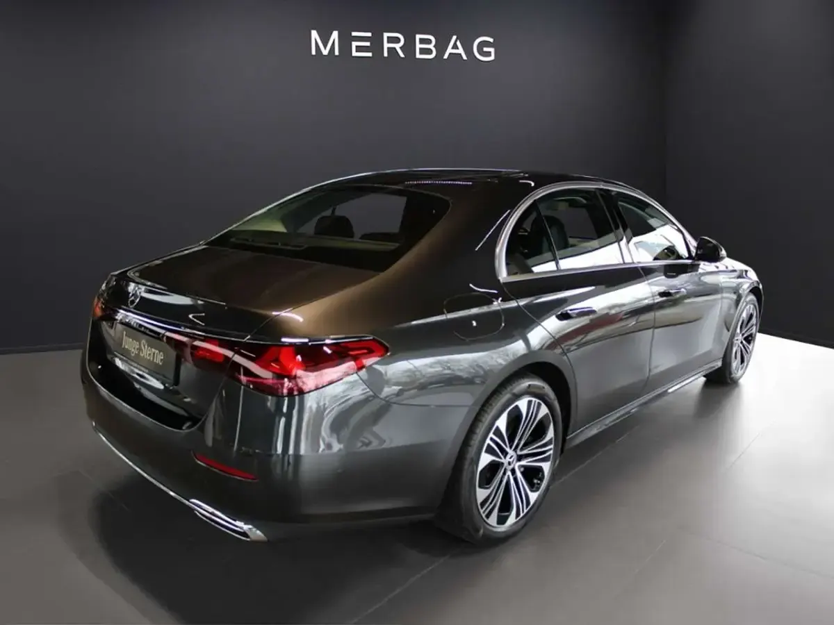 Gebraucht Mercedes E300 Avantgarde 313 PS (230 kW) 2024 Grau Limousine