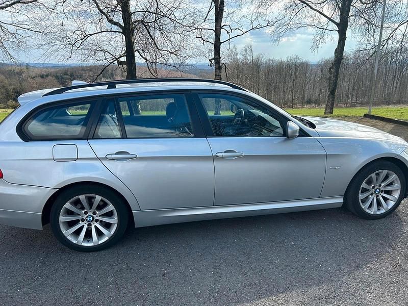 Gebraucht BMW 320 177 PS (130 kW) 2009 Silber Kombi