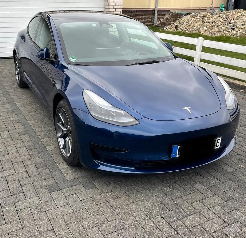 Blau Gebraucht 2022 Tesla Model 3 Limousine | 29.900 € - Bild 1/4