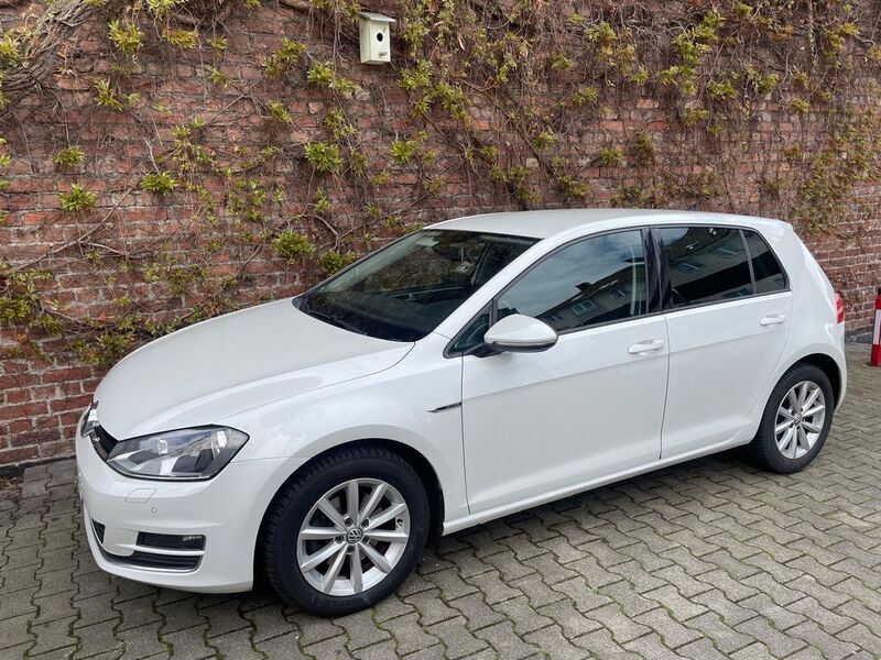 Weiß Gebraucht 2015 VW Golf VII LOUNGE Limousine | 9.400 € (Guter Preis) - Bild 1/4