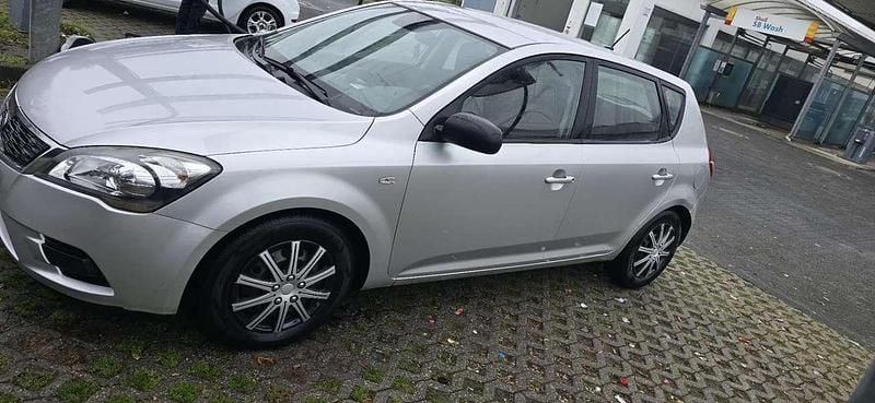 Silber Gebraucht 2010 Kia Ceed Vision Kleinwagen | 3.600 € (Etwas zu teuer) - Bild 1/4
