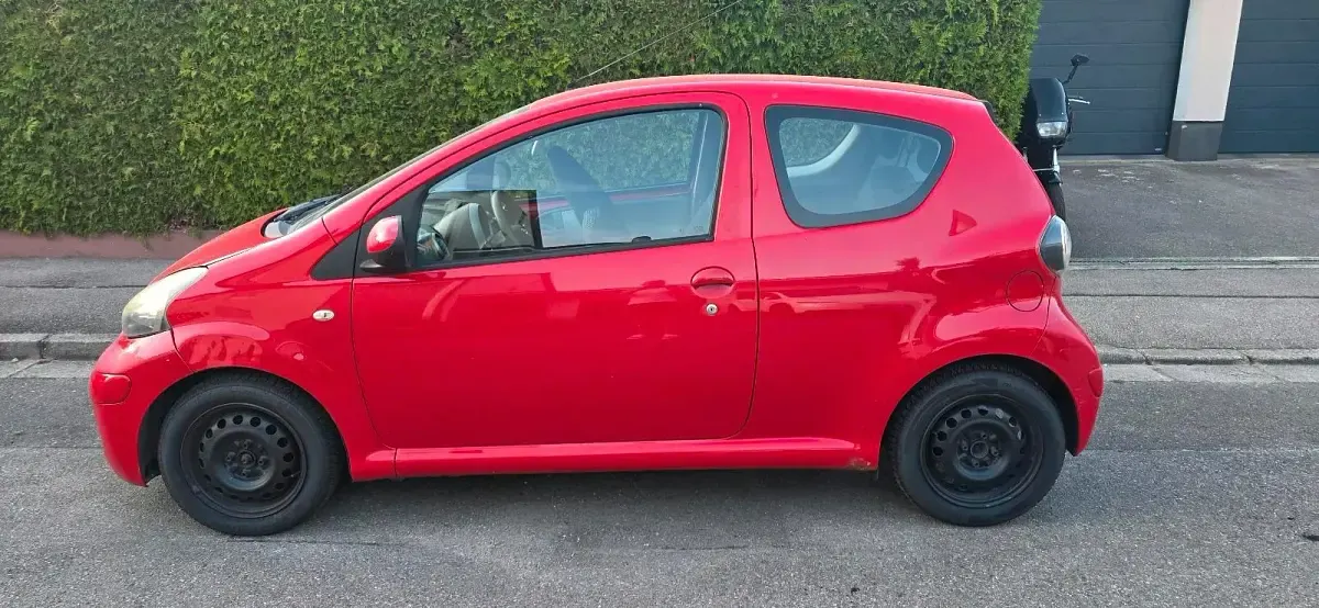 Gebraucht Toyota Aygo 67 PS (49 kW) 2008 Rot Kleinwagen