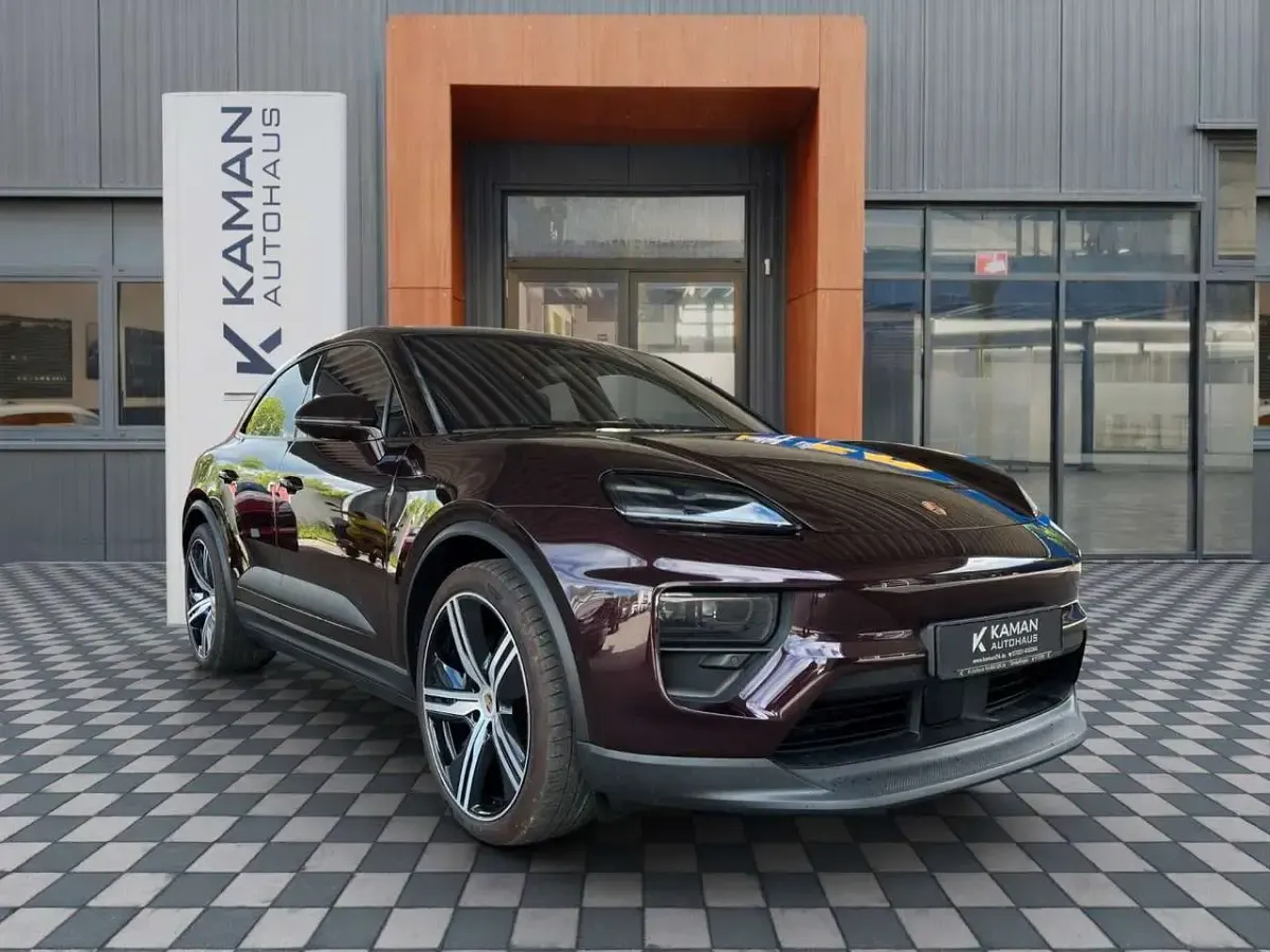 Second-hand Porsche Macan 4 Electric 300 kW (408 CP) 2024 Maro SUV