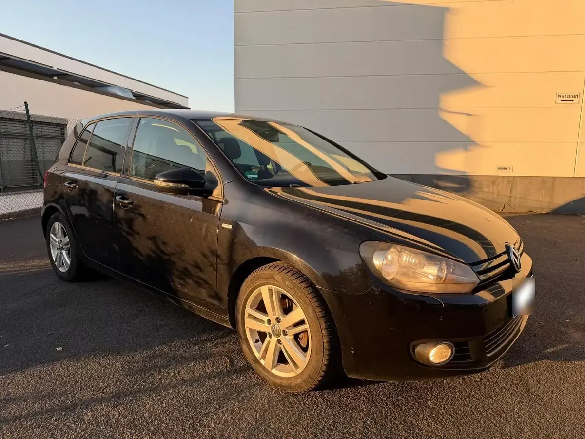 Gebraucht VW Golf VII Match 105 PS (77 kW) 2012 Schwarz Limousine