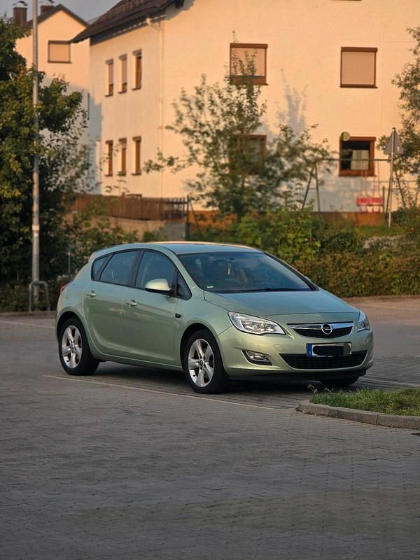Gebraucht 2012 Opel Astra Kleinwagen | 4.999 € (Etwas zu teuer) - Bild 1/4