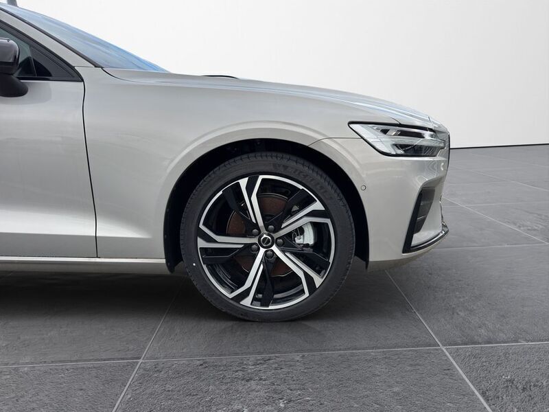 Gebraucht Volvo V60 Plus 197 PS (144 kW) 2024 Silverdawn Kombi