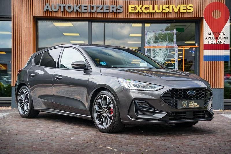 Grau Gebraucht 2024 Ford Focus ST-Line Limousine | 24.900 € (Fairer Preis) - Bild 1/4