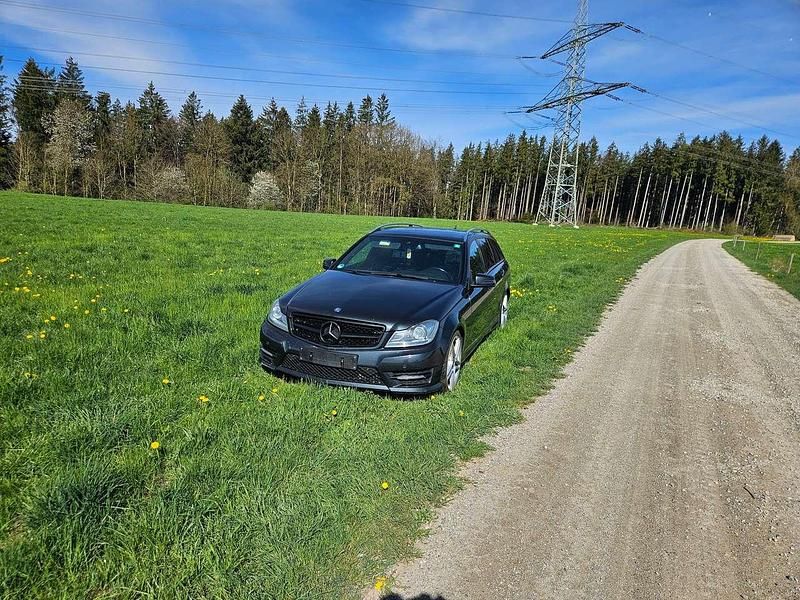 Schwarz Gebraucht 2013 Mercedes C300 Avantgarde Edition Kombi | 9.250 € (Fairer Preis) - Bild 1/4