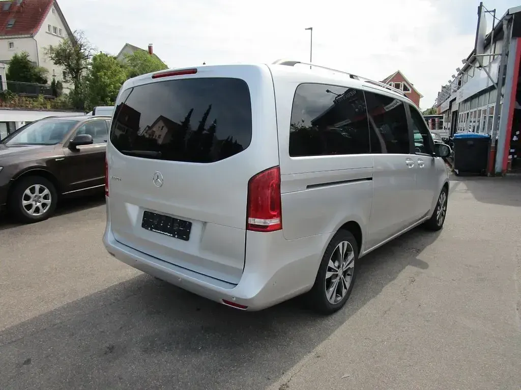 Gebraucht Mercedes V220 163 PS (119 kW) 2017 Silber Van / Kleinbus