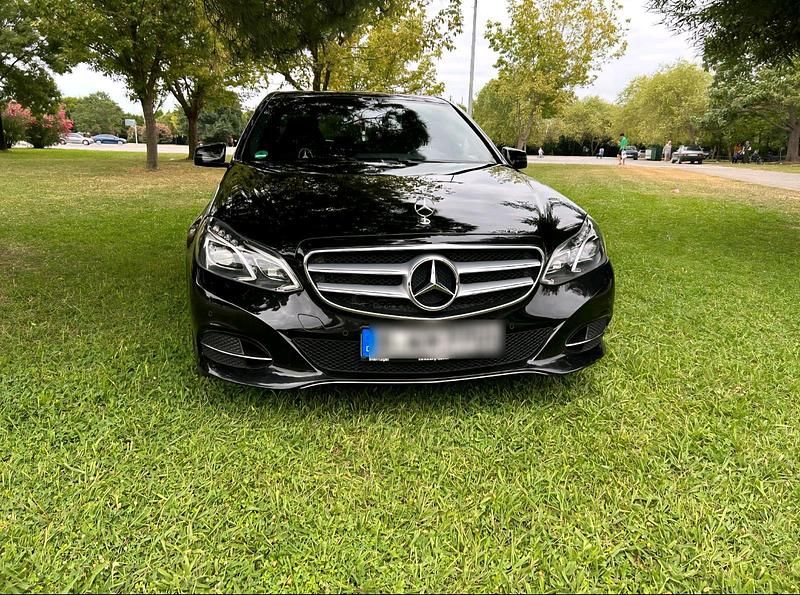 Schwarz Gebraucht 2015 Mercedes E300 Avantgarde Limousine | 14.290 € (Superpreis) - Bild 1/4