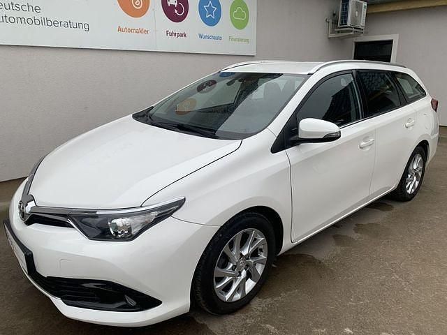 Schneeweiß Gebraucht 2016 Toyota Auris Comfort Kombi | 11.990 € (Etwas zu teuer) - Bild 1/4