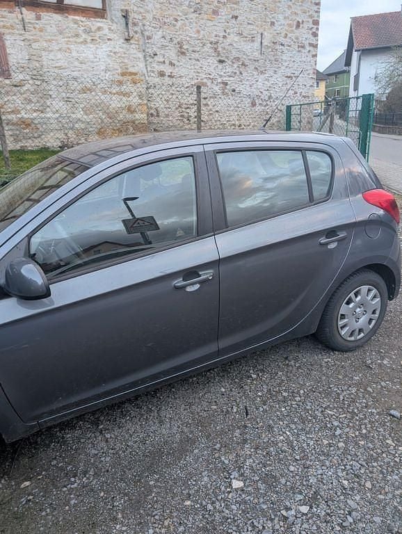 Gebraucht Hyundai i20 86 PS (63 kW) 2014 Grau Kleinwagen