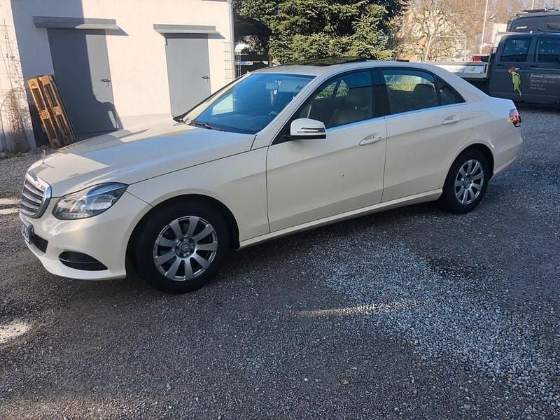 Beige Gebraucht 2015 Mercedes E220 Limousine | 5.750 € (Superpreis) - Bild 1/4