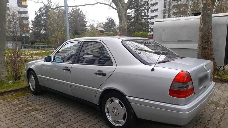 Gebraucht Mercedes C220 150 PS (110 kW) 1993 Silber Limousine