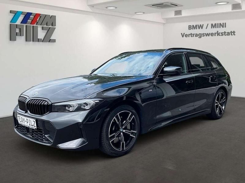 Saphirschwarzmetallic Gebraucht 2025 BMW 330 M Sport Kombi | 40.950 € (Superpreis) - Bild 1/4