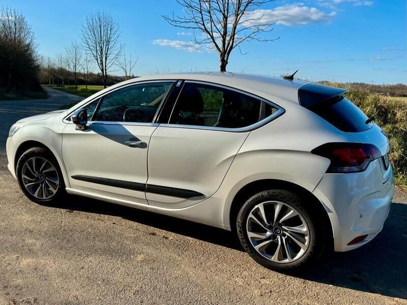 Weiß Gebraucht 2011 Citroën DS4 So Chic Kleinwagen | 5.000 € (Teuer) - Bild 1/4