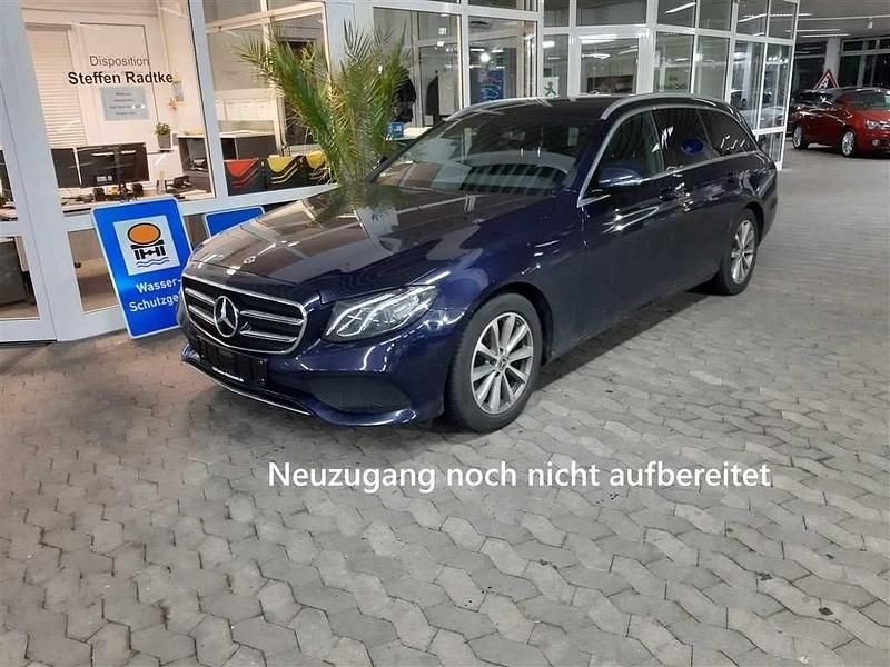 Blau Gebraucht 2020 Mercedes E200 Avantgarde Limousine | 26.980 € (Superpreis) - Bild 1/1