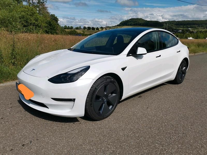 Weiß Gebraucht 2022 Tesla Model 3 Long Range AWD Limousine | 22.490 € (Superpreis) - Bild 1/3