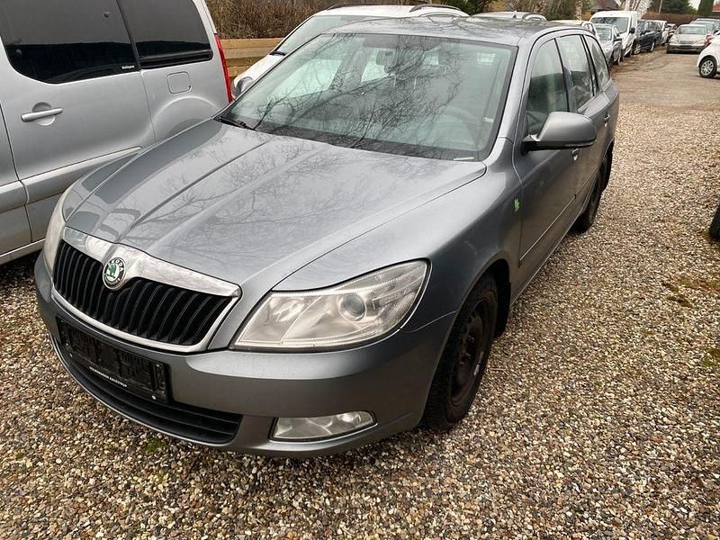Grau Gebraucht 2012 Skoda Octavia GreenLine Kombi | 2.250 € - Bild 1/4