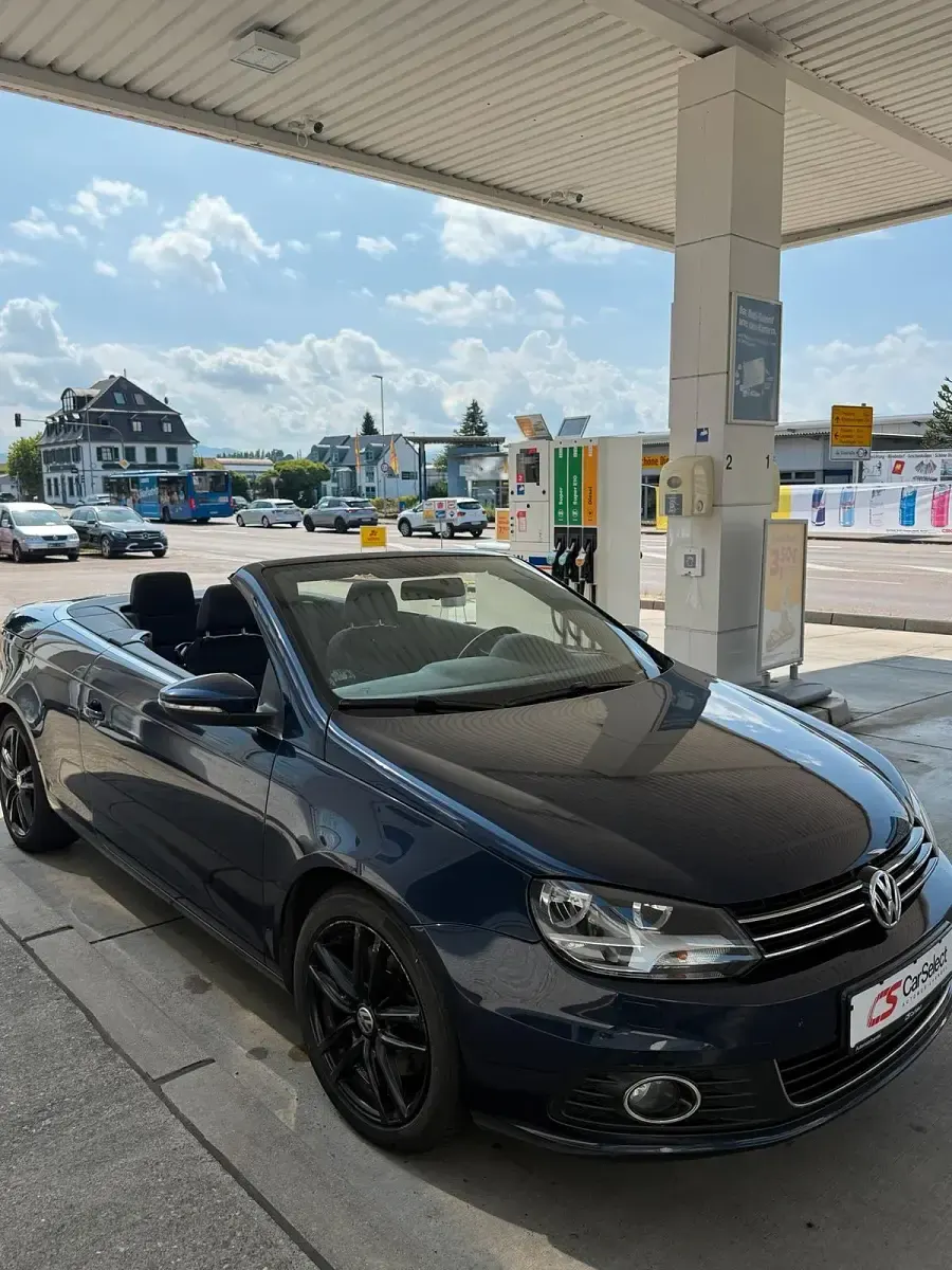 Gebraucht VW Eos Basis 160 PS (117 kW) 2013 Blau Cabrio