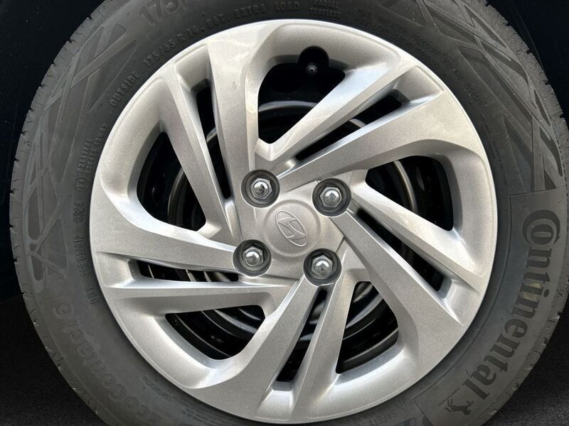 Gebraucht Hyundai i10 Select 63 PS (46 kW) 2025 Atlas white / sol Kleinwagen