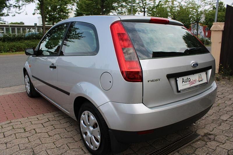 Gebraucht Ford Fiesta Ambiente 69 PS (50 kW) 2004 Silber Kleinwagen