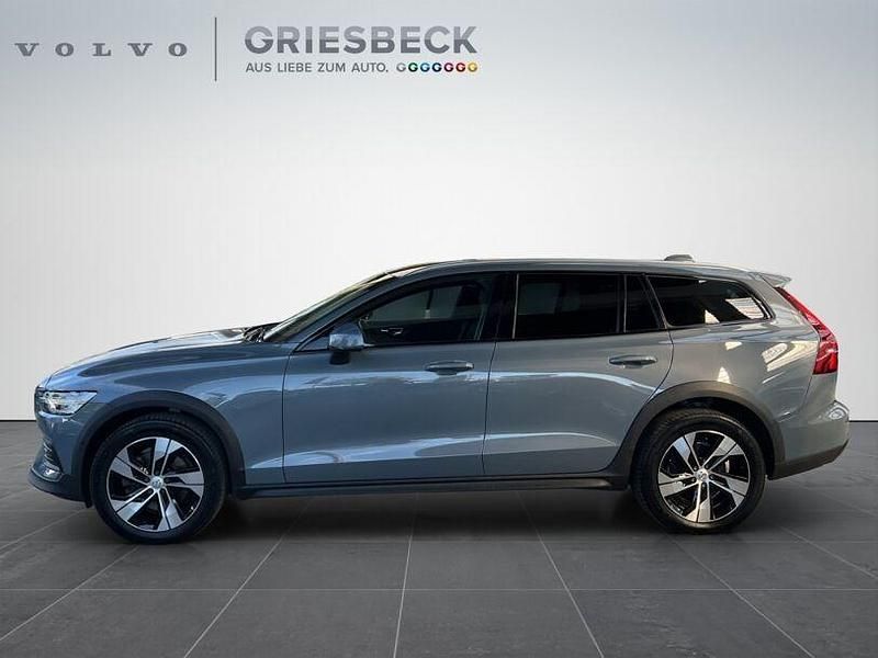 Gebraucht Volvo V60 CC Plus 197 PS (144 kW) 2023 Thunder grey / Kombi